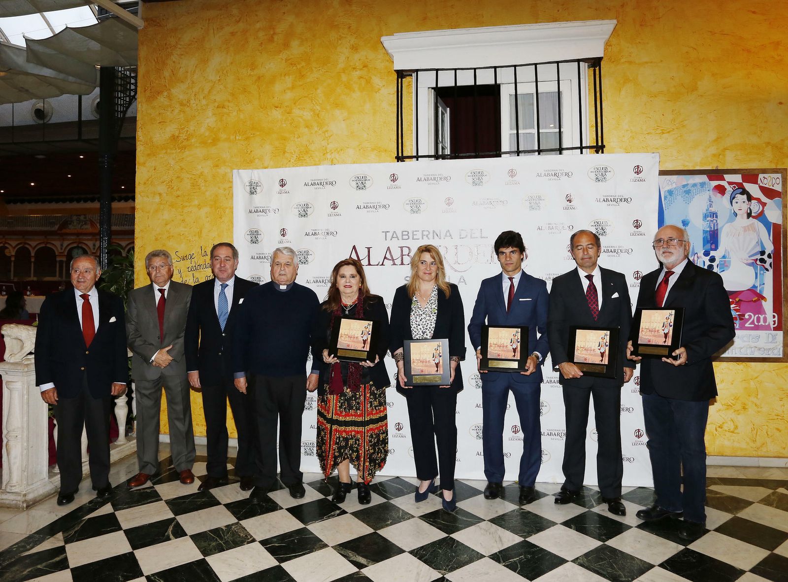 Foto de familia en la entrega de los trofeos 'Los Toros en la Taberna' 2018