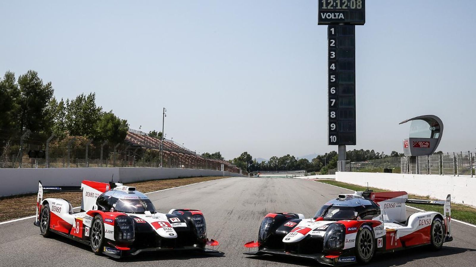El color de los dorsales de cada coche permite identificar la categoría en la que compiten. En LMP1, la categoría reina, se utiliza el rojo.