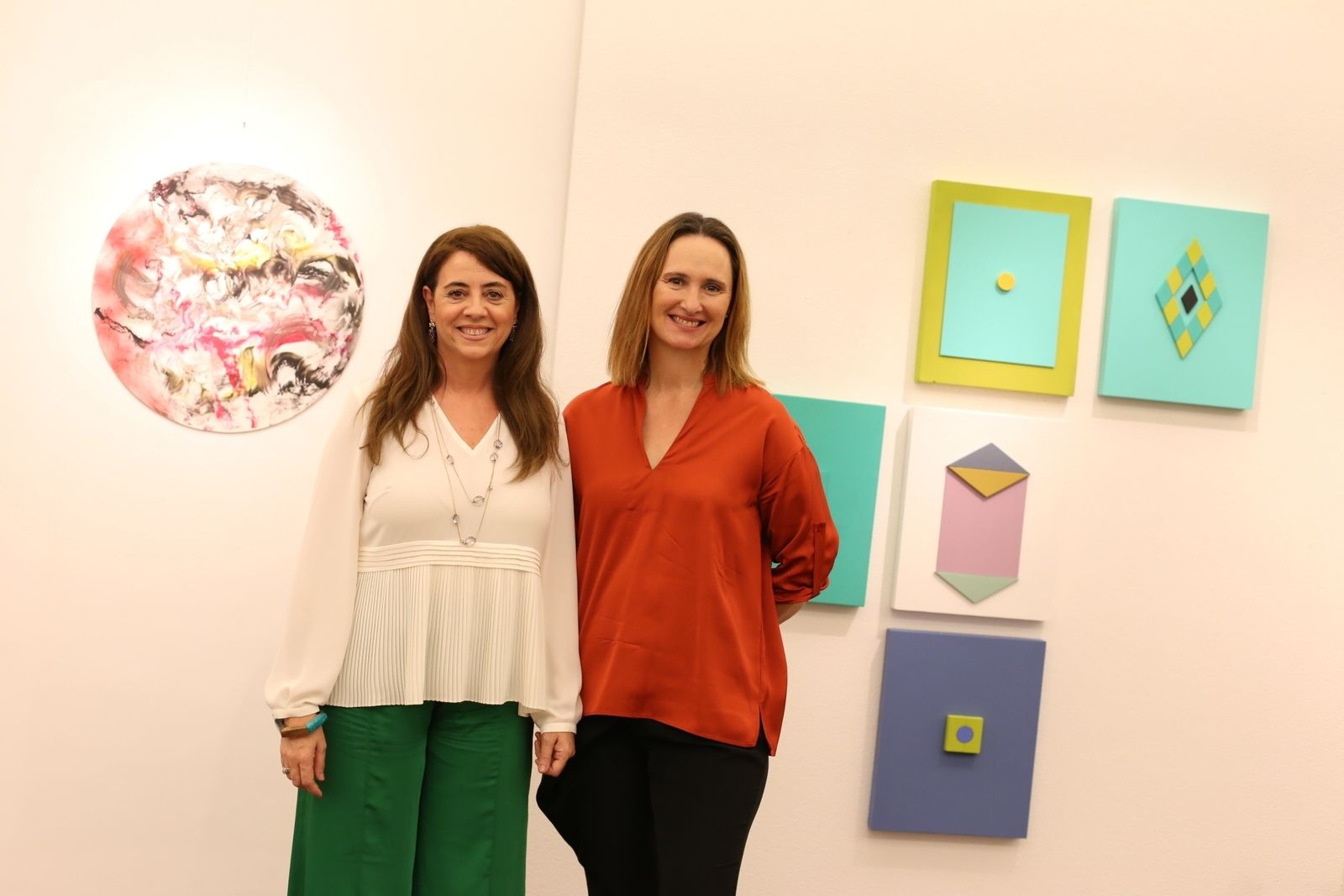 Las creadoras de 'Cruce de Miradas' durante la inauguración de la exposición.