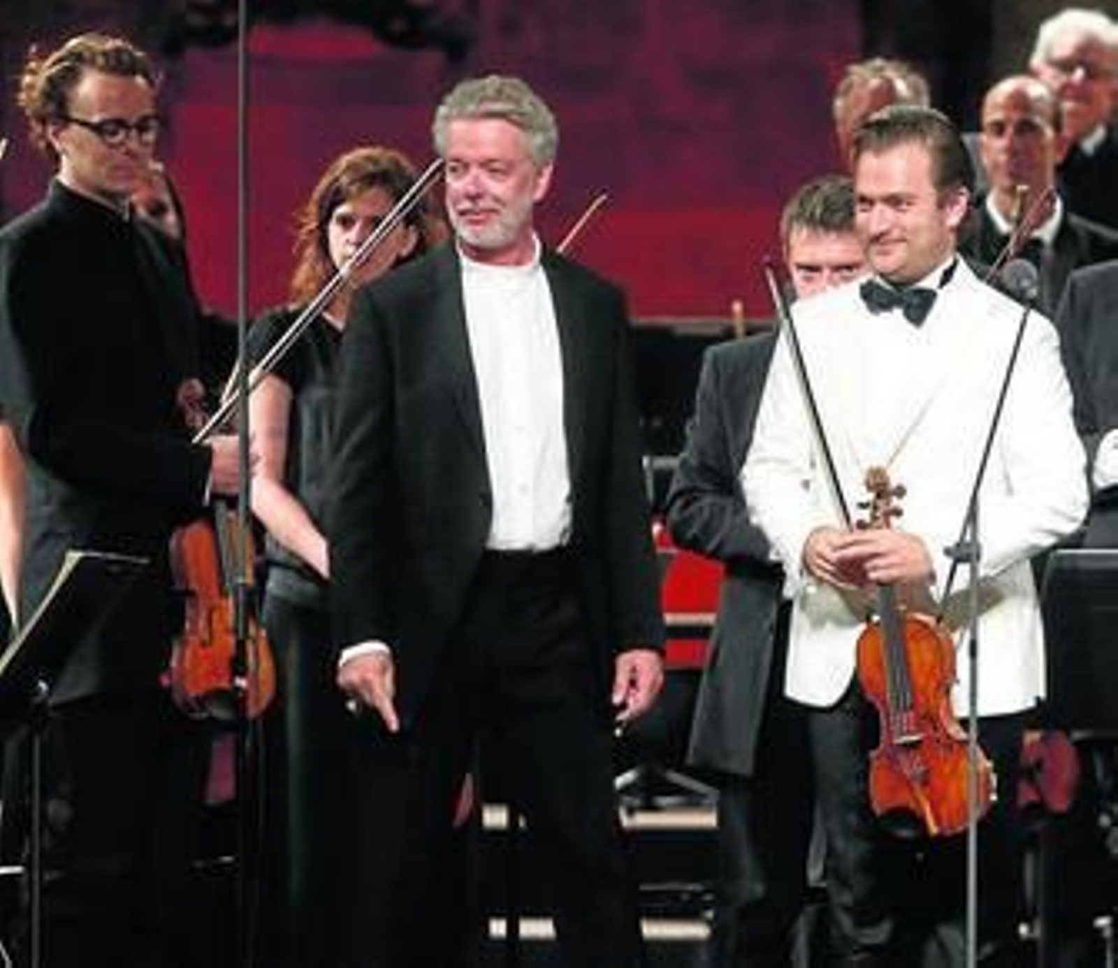 El director, Jukka-Pekka Saraste, y el violinista, Renaud Capuçon, recibiendo al público.