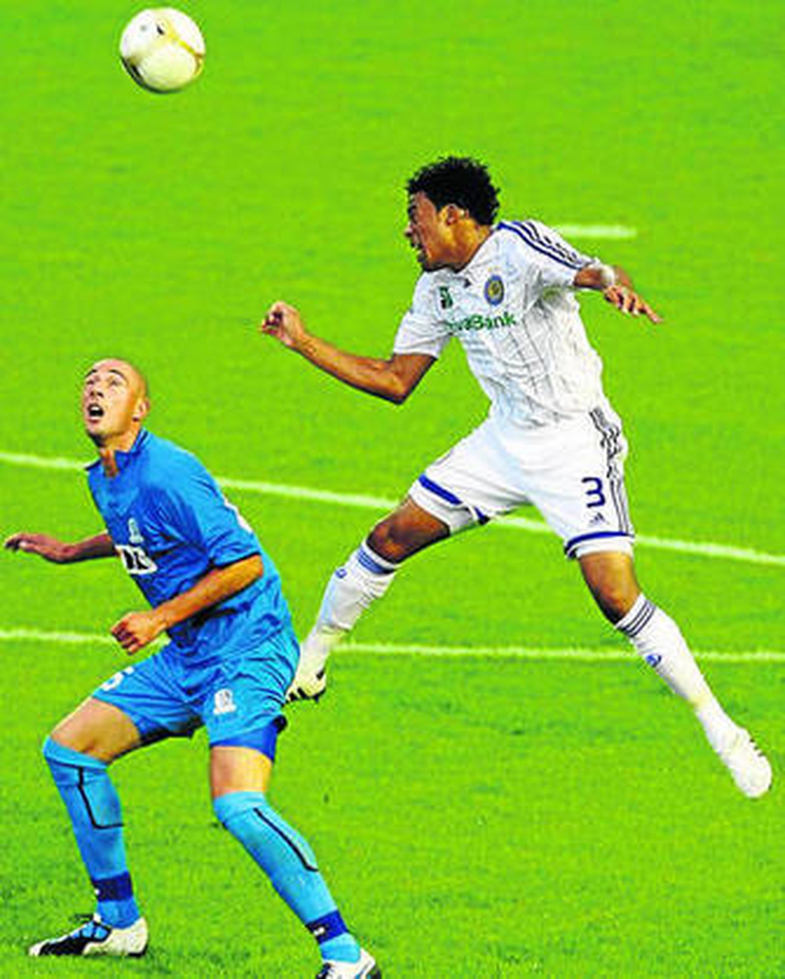 El defensa del Dinamo Betao gana por alto a Lepoint.