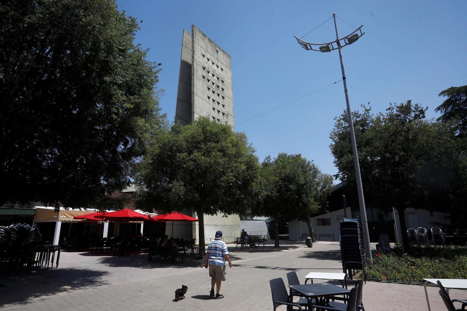Zona comercial e iglesia del Parque Figueroa.