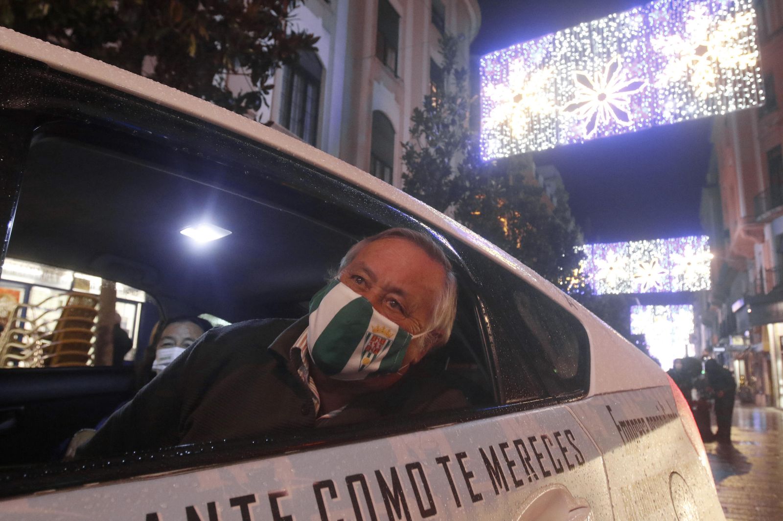 Persona mayor disfruta del paseo de la Ilusión del taxi durante la XVI edición de 2020.