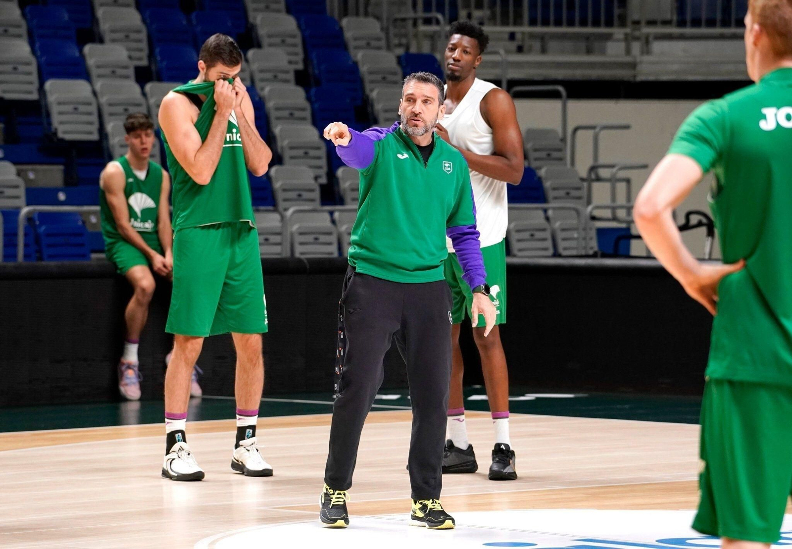 Ibon Navarro da órdenes en un entrenamiento reciente. Ibon Navarro da órdenes en un entrenamiento reciente.
