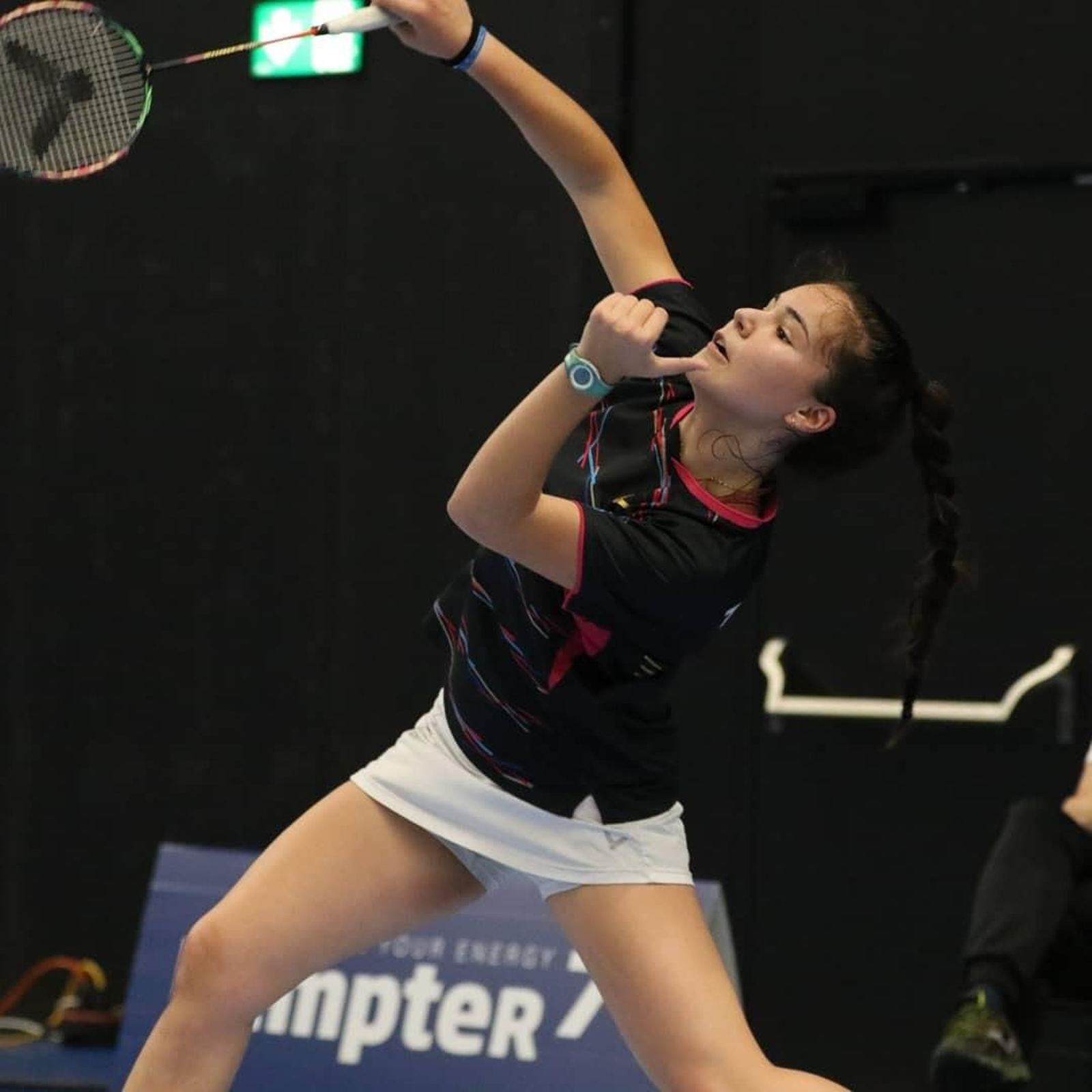 La jugadora almeriense remacha el volante.