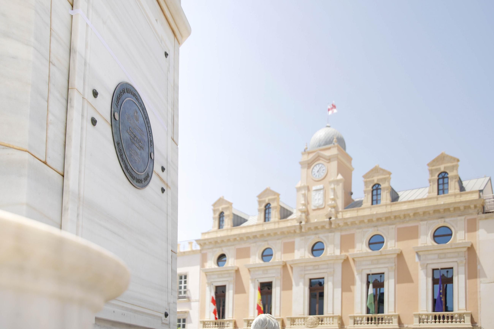 Placa de memoria histórica en el monumento de los coloraos, en imágenes