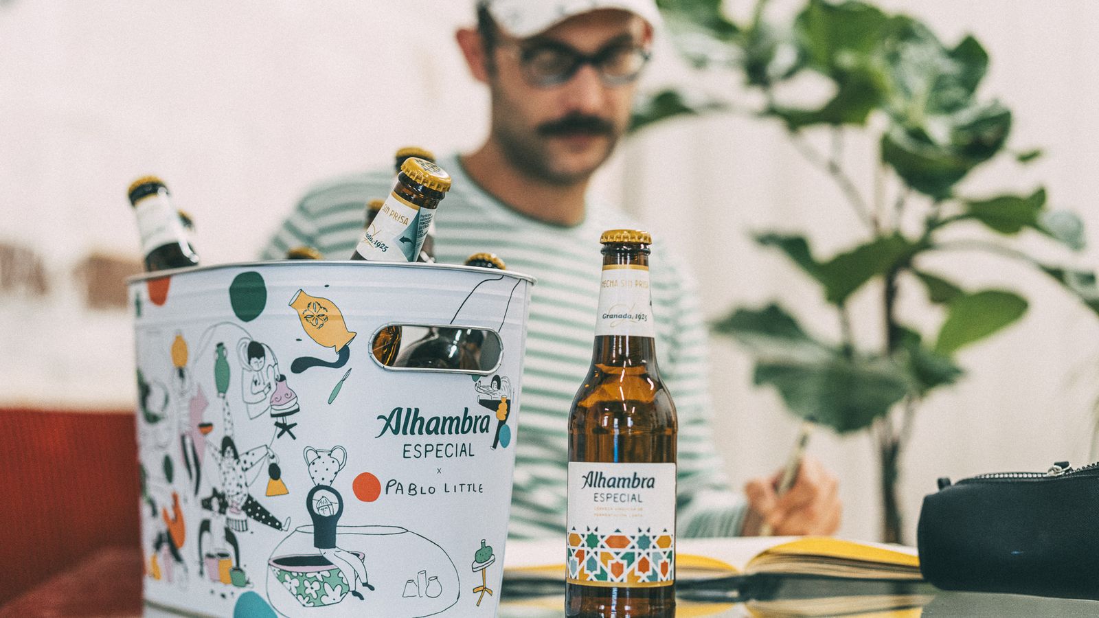 Una de las tres cubiteras creadas dentro de la campaña 'Inevitable' de Cervezas Alhambra.