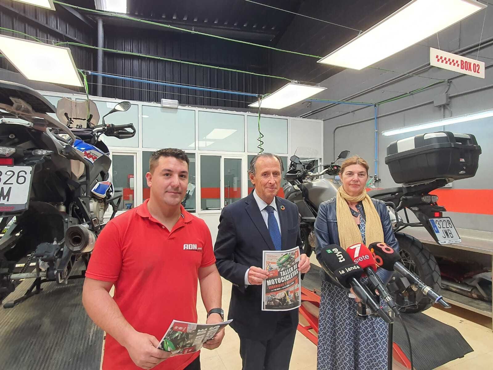 El alcalde y la delegada municipal de Fomento presentan el curso en las instalaciones de ADN Motosport Bahía de Cádiz.