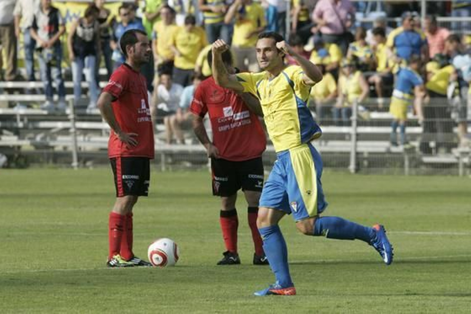 Cifu busca al banquillo mientras celebra su tanto. 

Foto: Jesus Marin