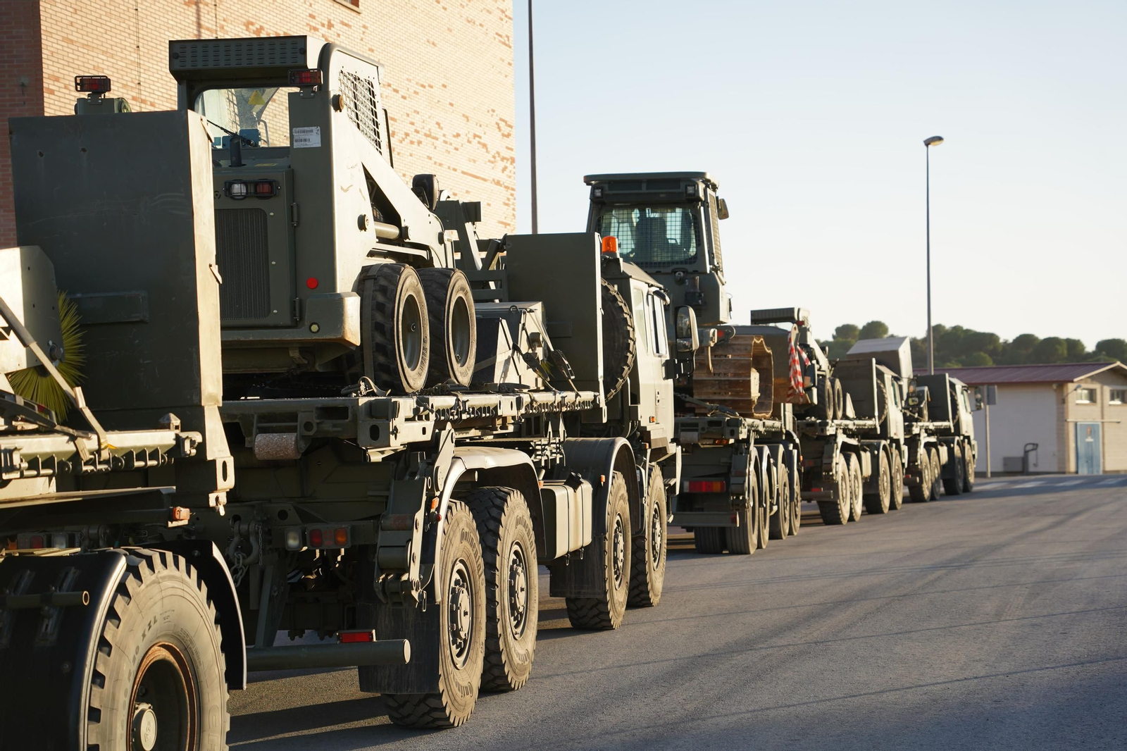 Los zapadores de la Brigada Guzmán el Bueno X de Córdoba parten hacia Valencia, en imágenes