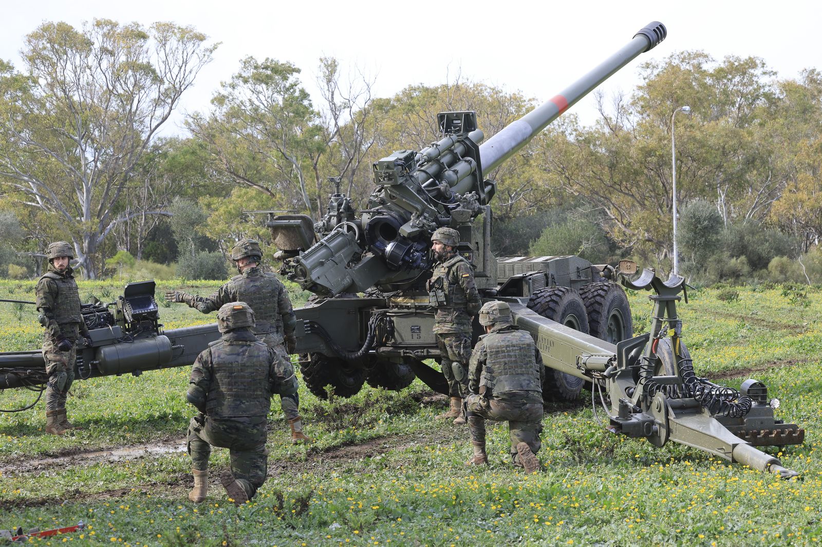 La ministra de Defensa, en el acuartelamiento de Camposoto de San Fernando
