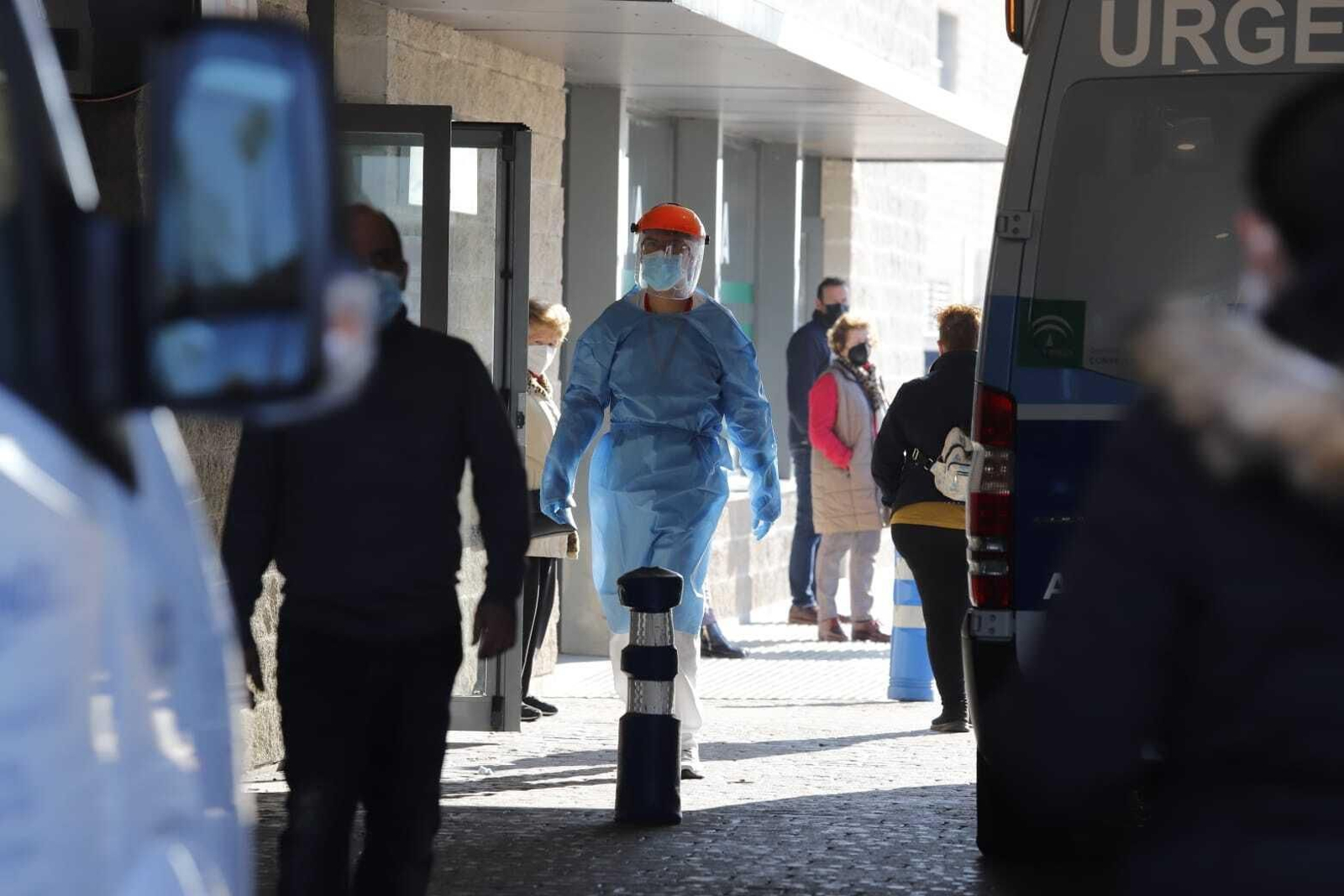 Acceso al hospital Juan Ramón Jiménez en la mañana de hoy.