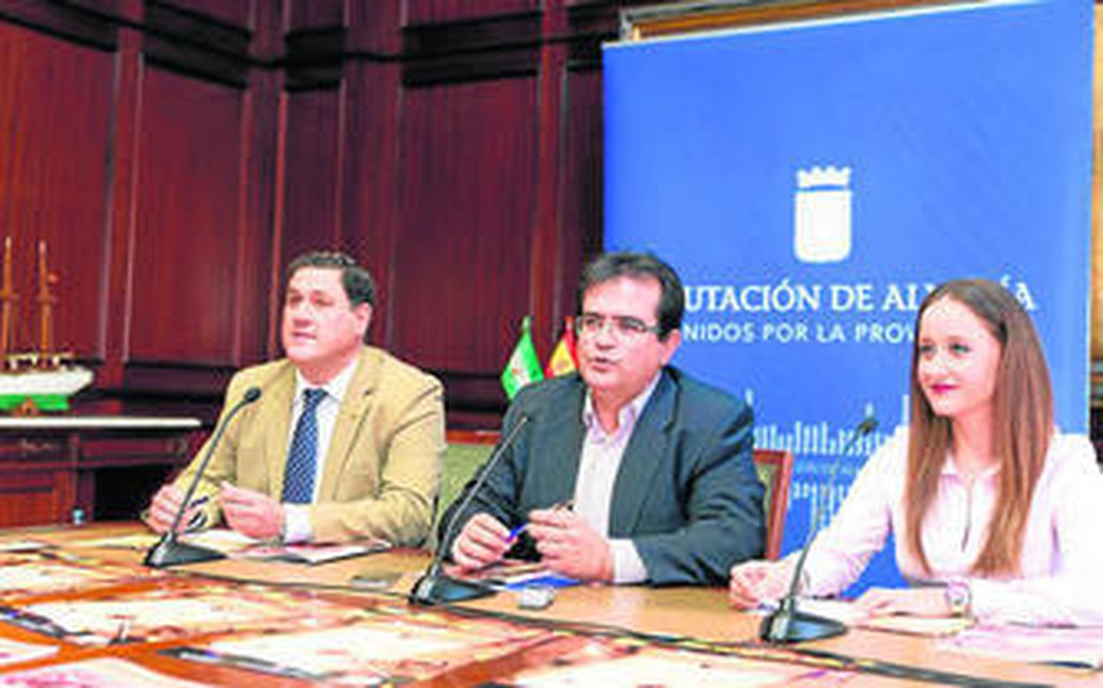 El diputado de Cultura, Antonio Jesús Rodríguez, con Francisco Alonso, alcalde de Canjáyar y Rocío Abad, teniente de alcalde de Canjáyar.