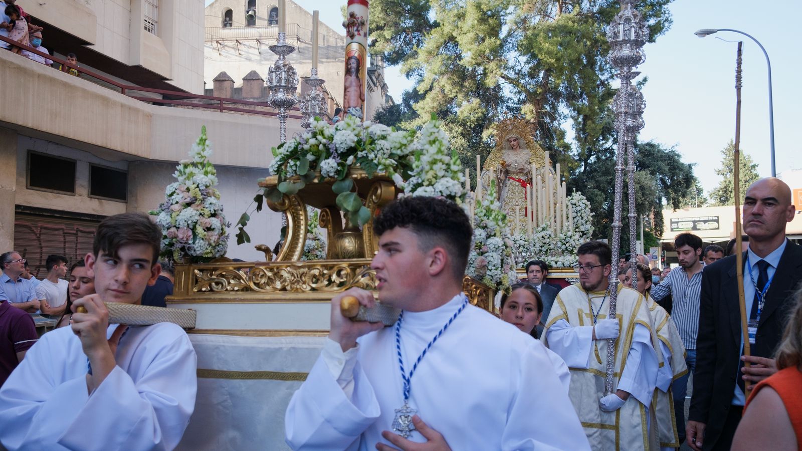 Cirio Pascual portado por monaguillos y la Virgen de la Aurora