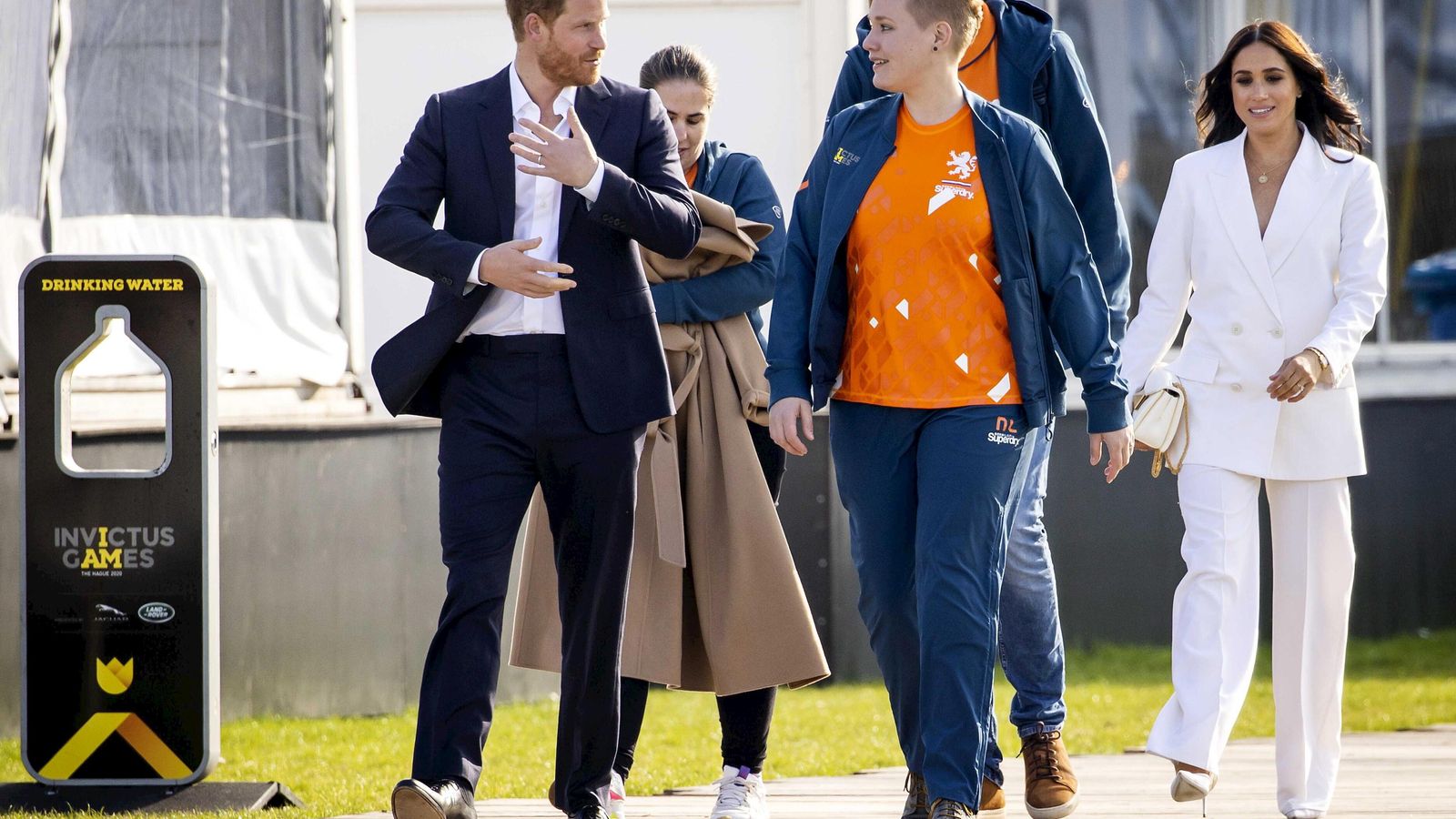 Los duques de Sussex con deportistas neerlandeses en la previa de  los juegos Invictus