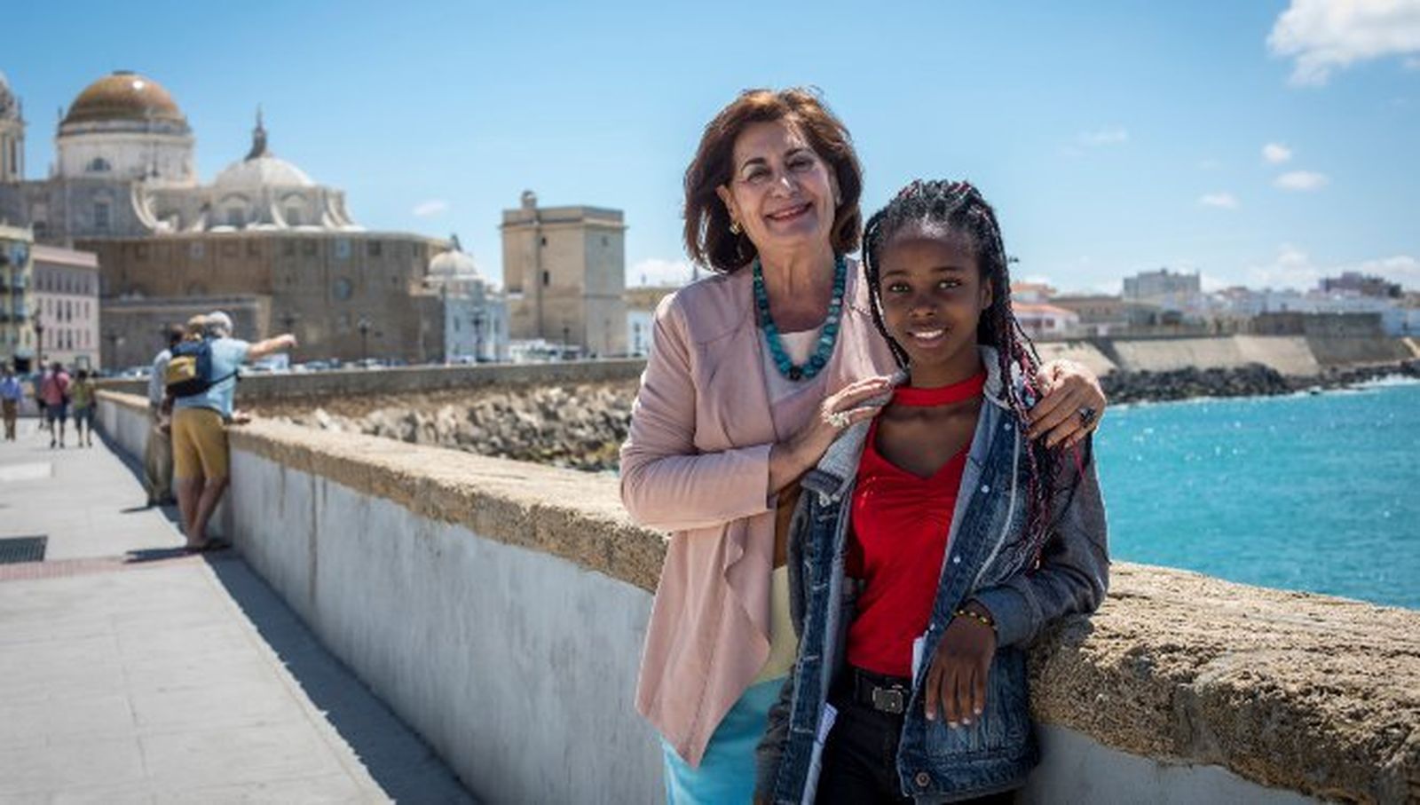 Cynthia Ipotey con la presidenta de Nuevo Futuro Cádiz, Jerónima Galiano, ayer en el Campo del Sur.
