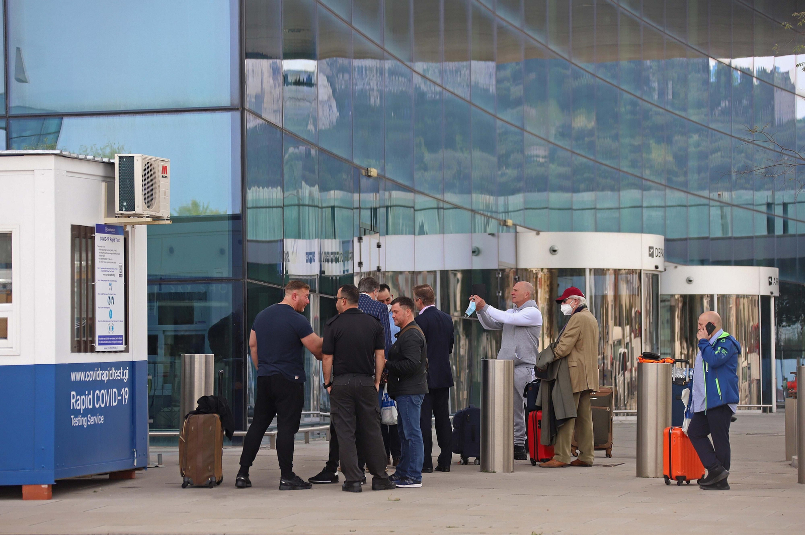 Pasajeros en el entorno del aeropuerto de Gibraltar en una imagen de archivo.