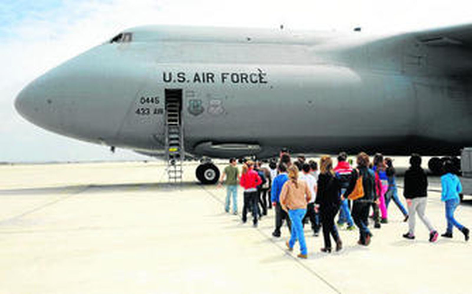 Los alumnos de Juan Sebastián Elcano se subieron al avión de transporte más grande del mundo, el Galaxy C-5.
