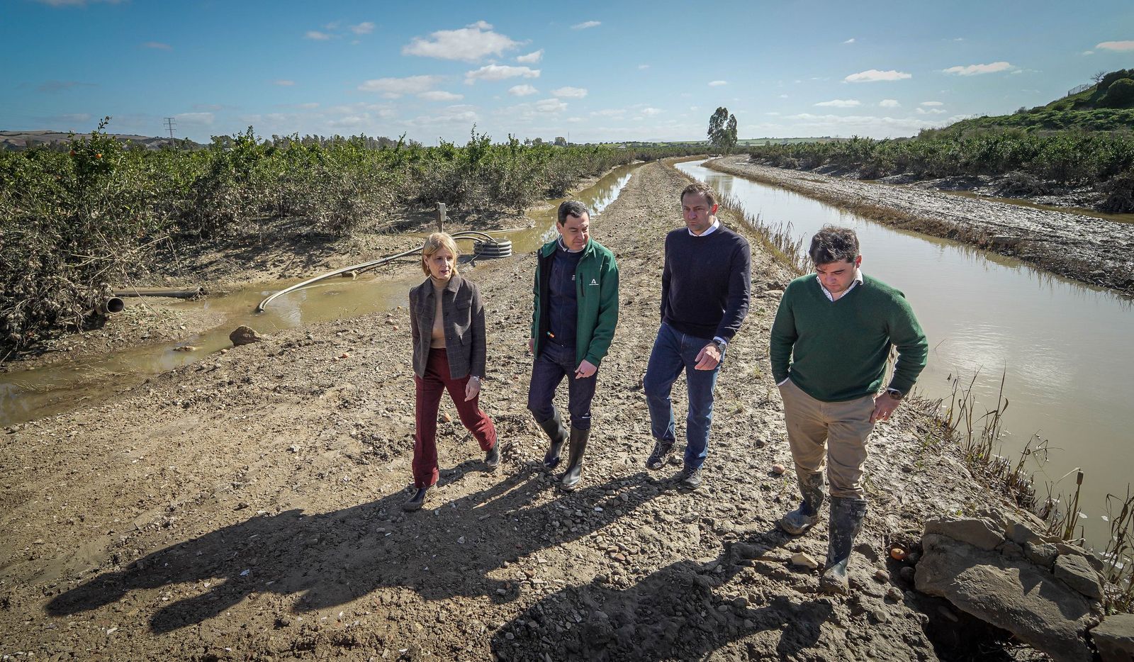 Imágenes de la visita de Juanma Moreno y el comisario europeo de Agricultura a los campos afectados por el temporal en Jerez