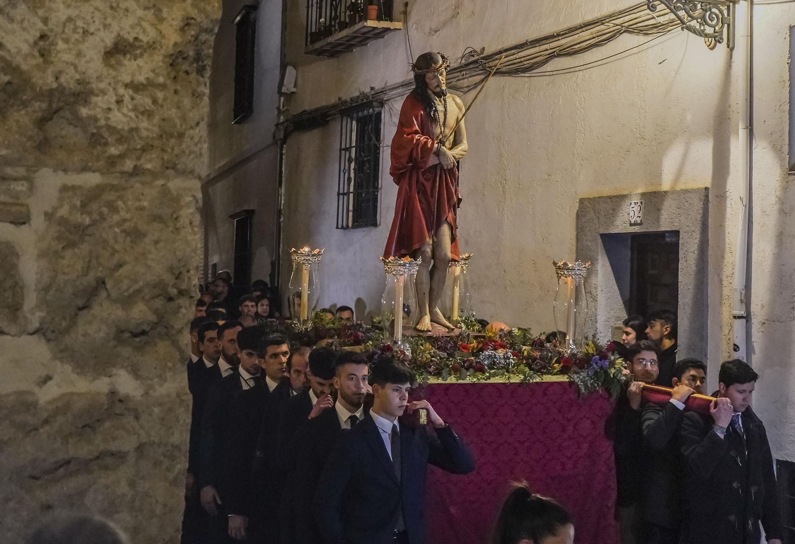 El Señor de la Sentencia, en vía crucis, a los pies de la Alhambra