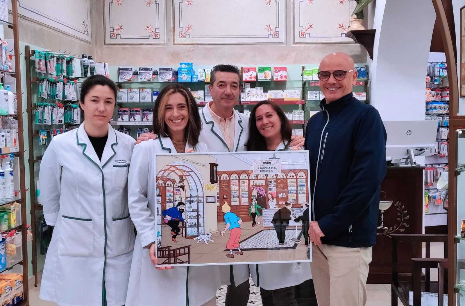 El equipo de la Farmacia Almagro y Javier Hernández, con el cuadro.