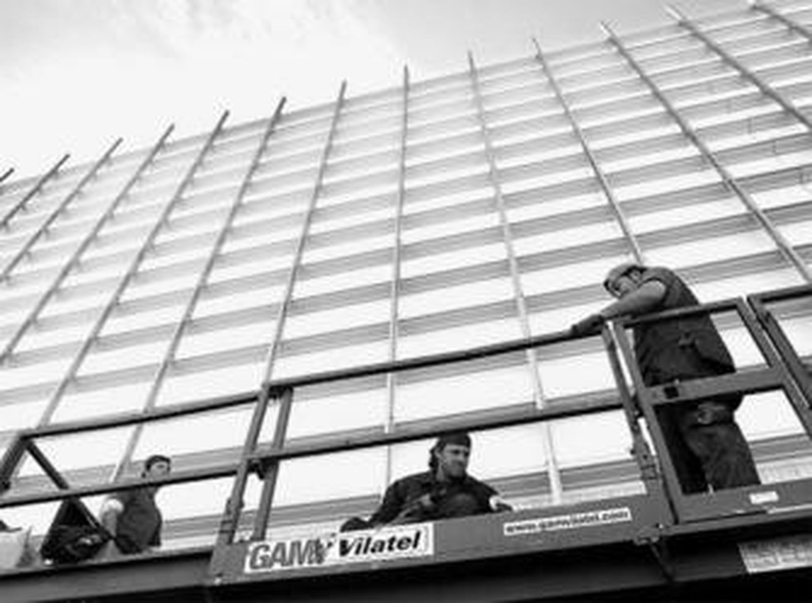 Varios trabajadores en la fábrica que el grupo construye en el polígono de Fuente de Piedra.