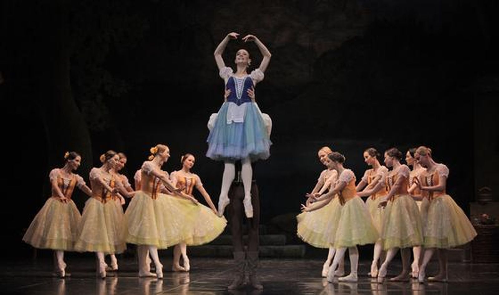 Imágenes de 'Giselle' en el Teatro de la Maestranza. / Antonio Pizarro