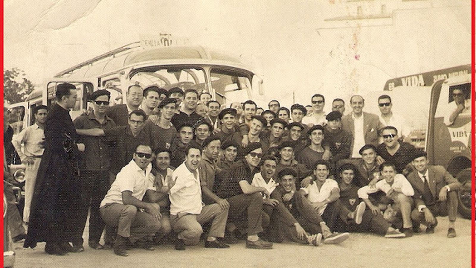 Una imagen del autobús del juvenil sevilla campeón de Copa llegando a Carmona.
