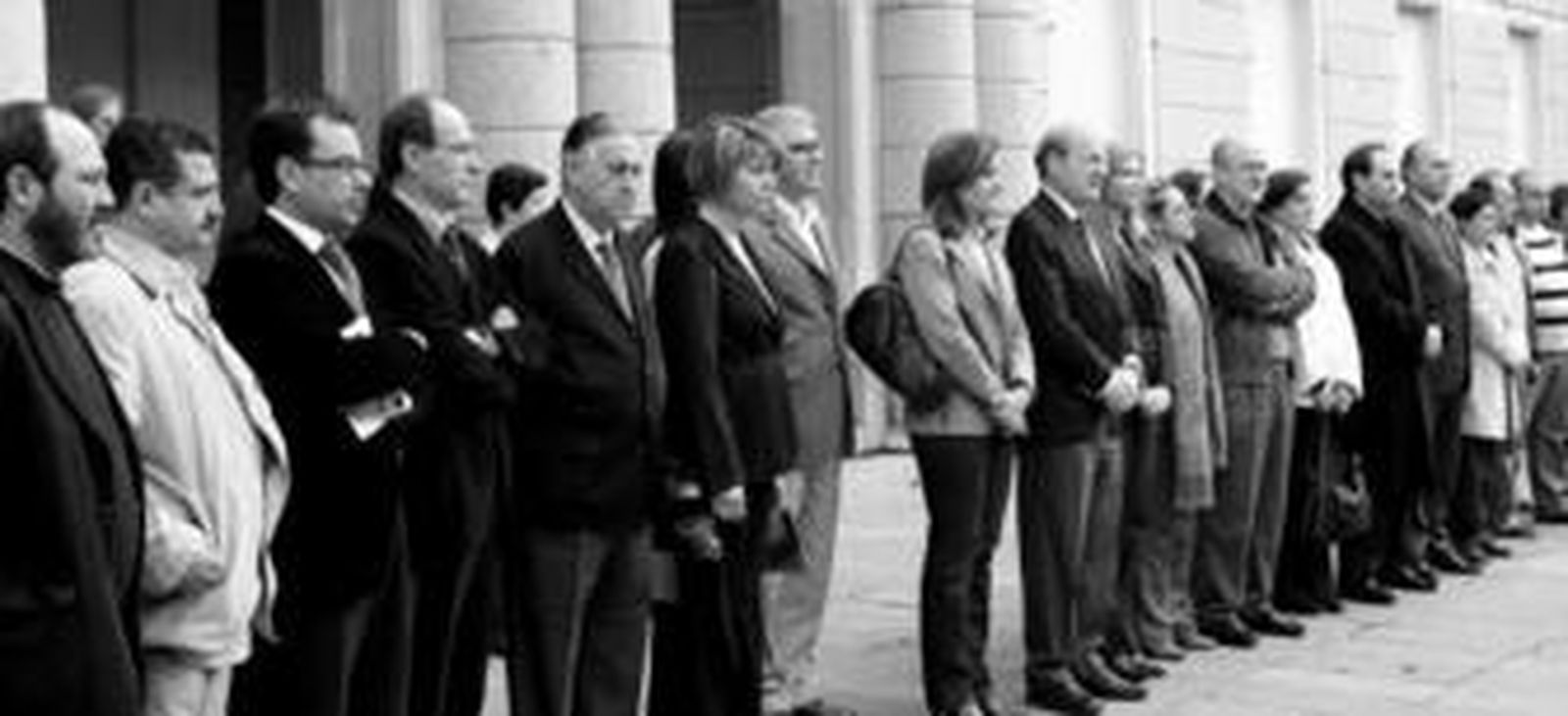 Concentraciones a las puertas del Ayuntamiento, Diputación y UGT.