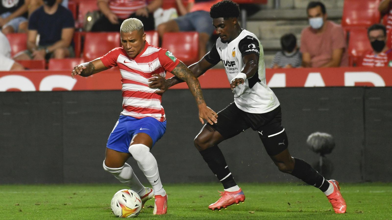 Machís intenta superar la presión de Thierry.