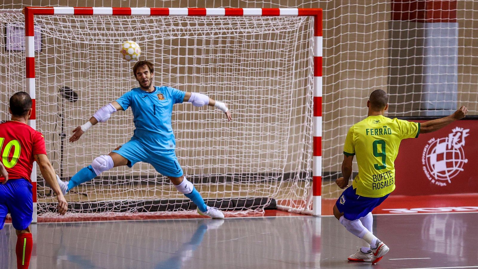 El cordobés Carlos Barrón intenta detener el disparo de Ferrao.