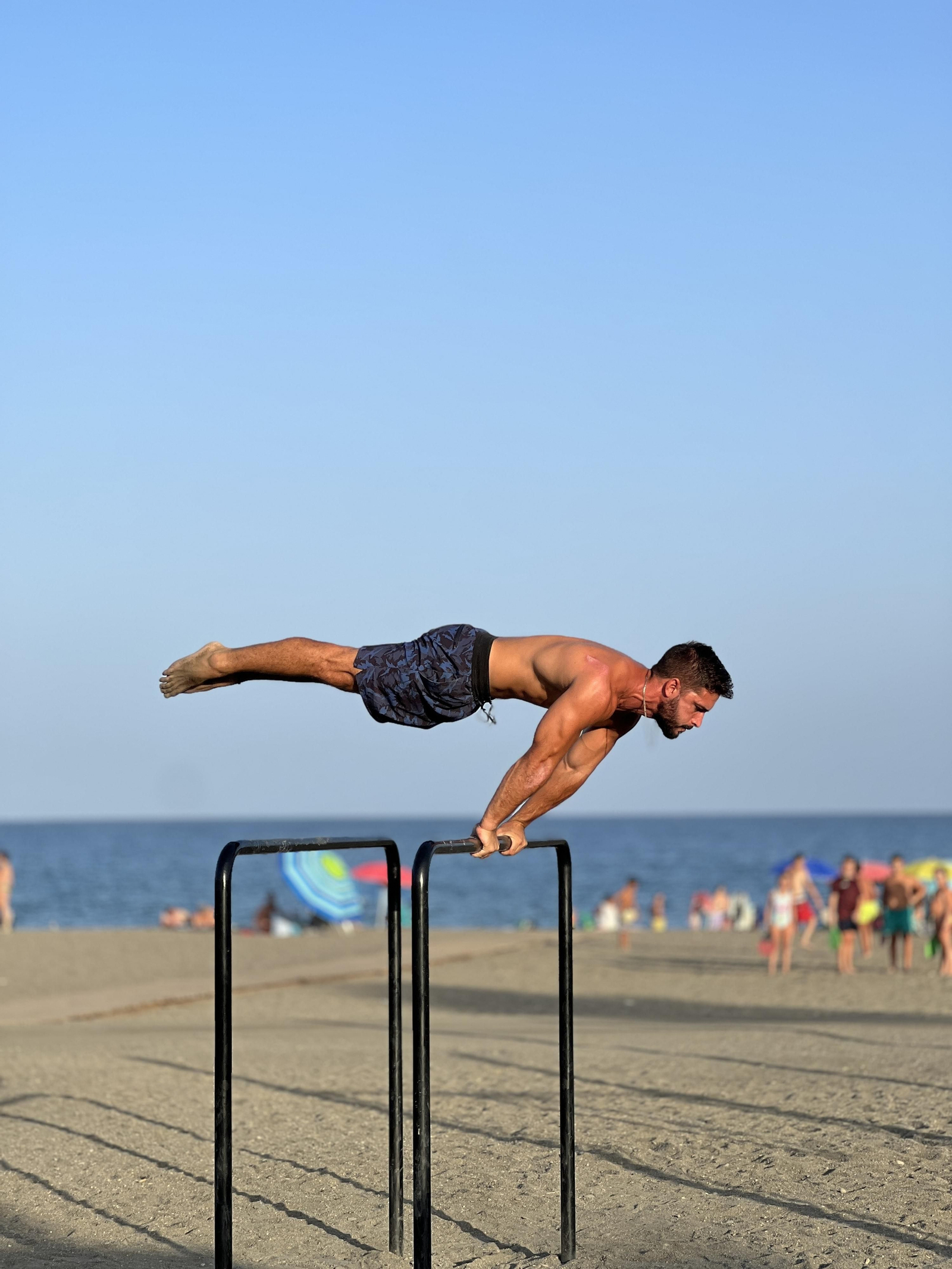 José López practicando calistenia en Rincón de la Victoria