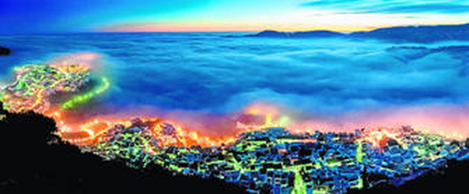 La fotografía premiada muestra la localidad a punto de ser engullida por la niebla.