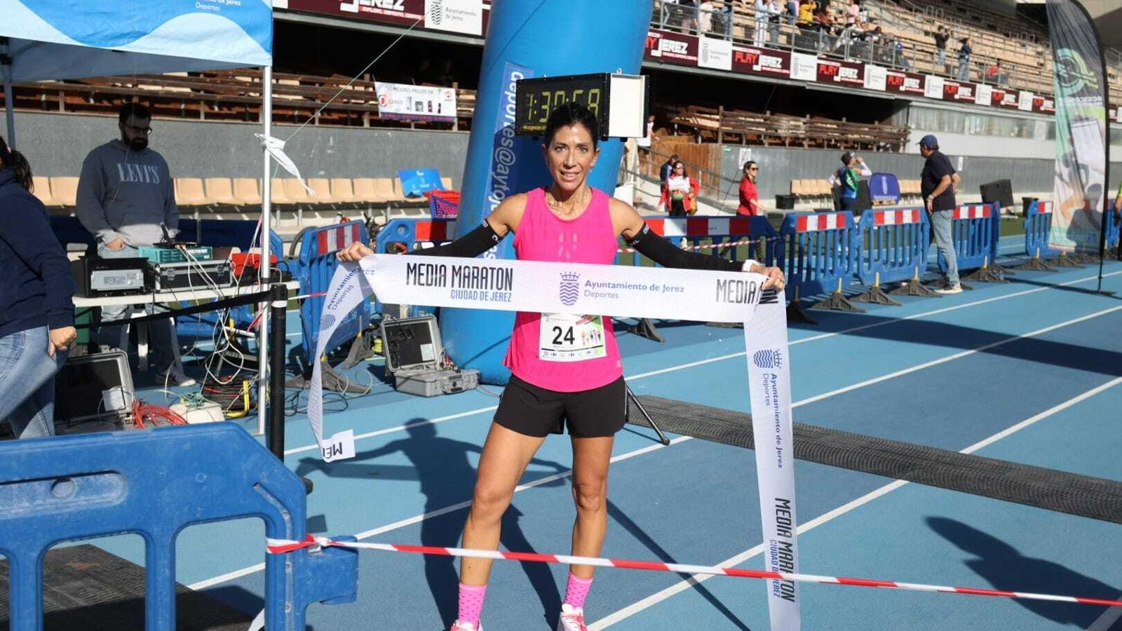 Sara Amar, con la cinta tras llegar a la meta.