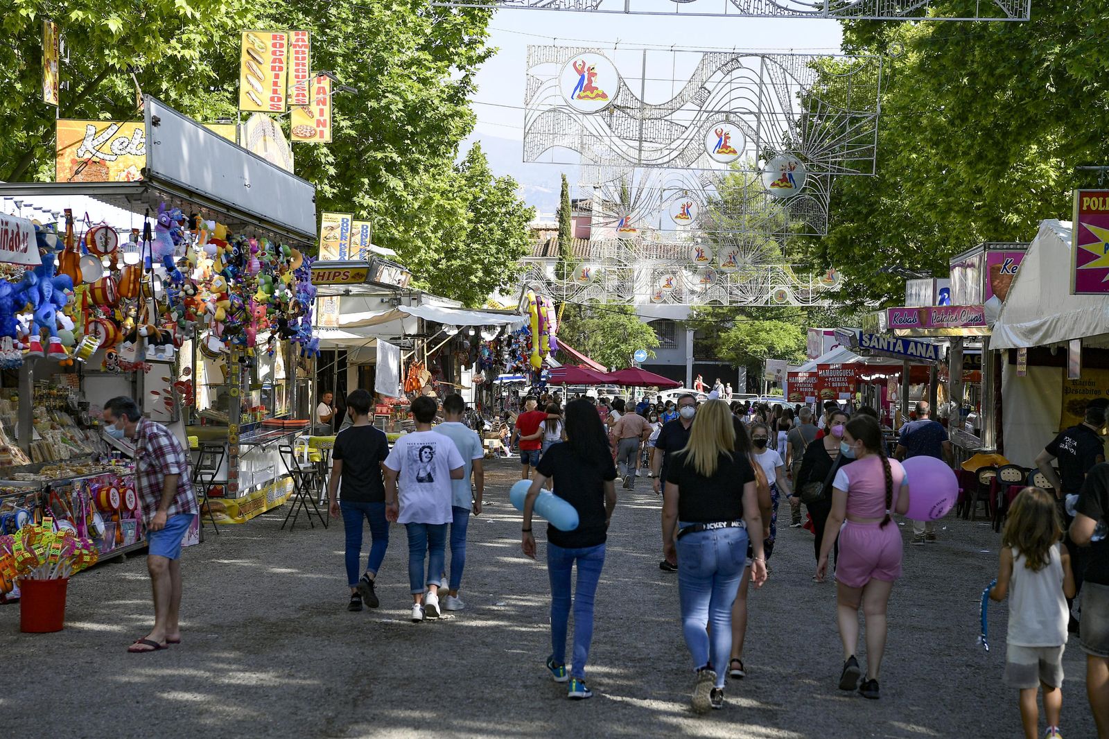 Atracciones de feria, columpios, niños y vida en el Corpus 2021