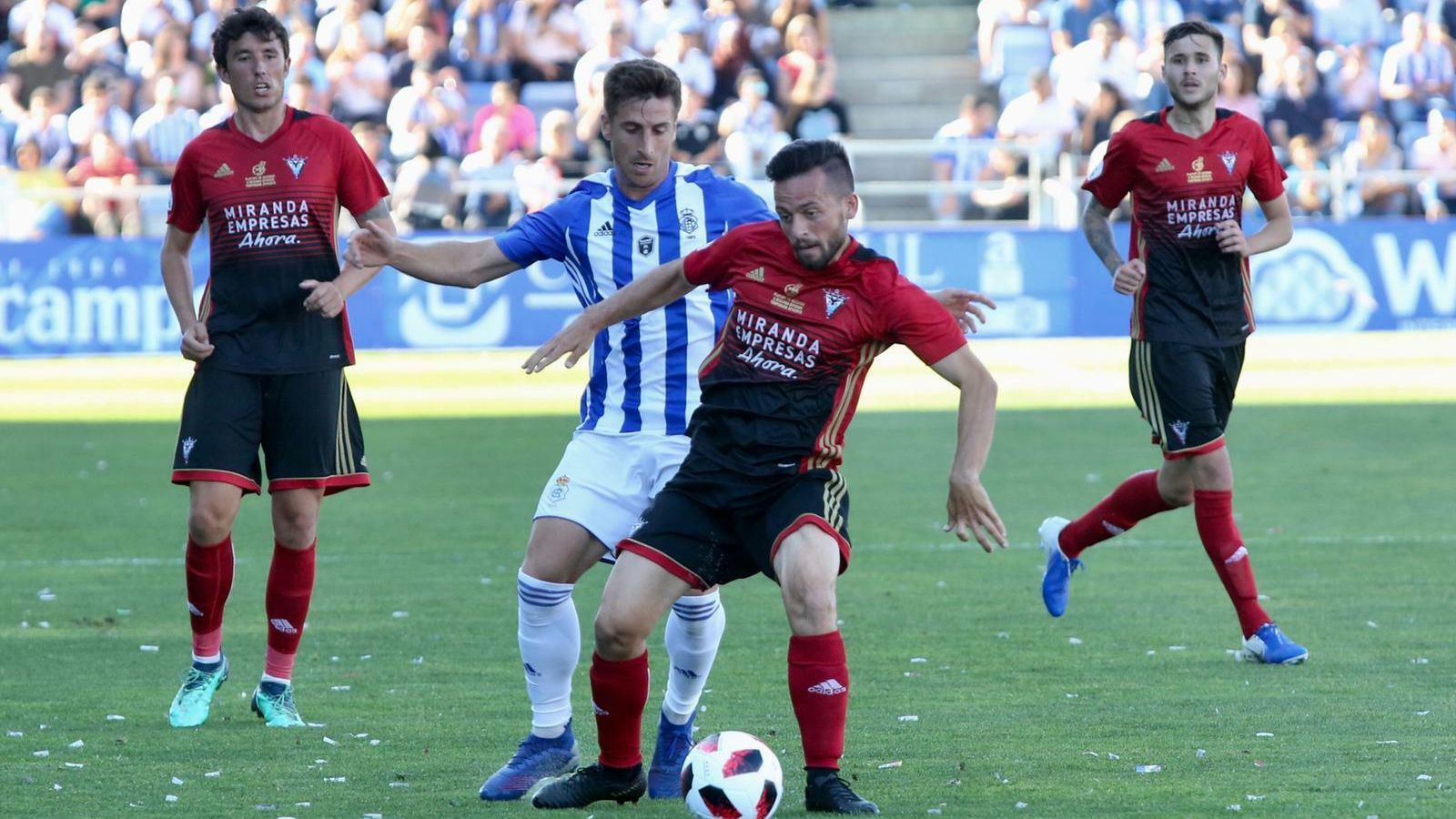 Llorente presiona a un rival en un lance de la primera parte,