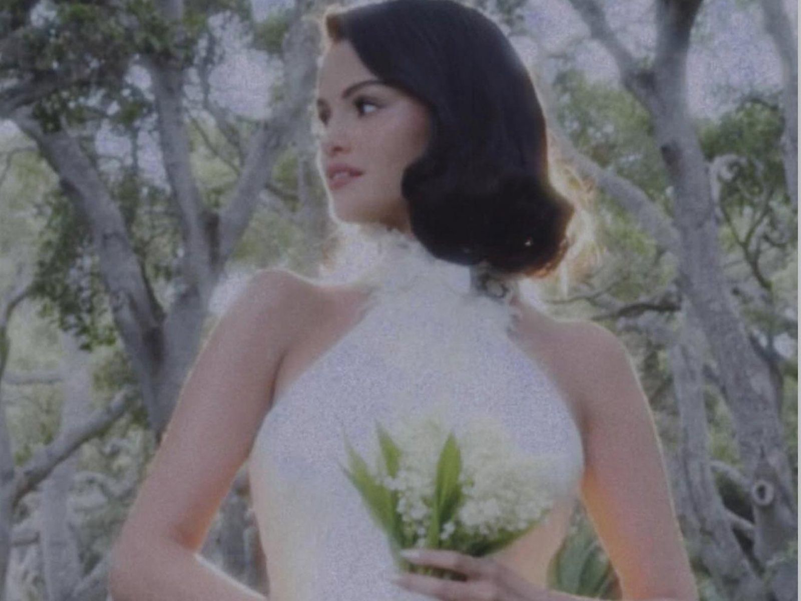 Un primer plano de Selena Gómez con su vestido nupcial, compartido en redes