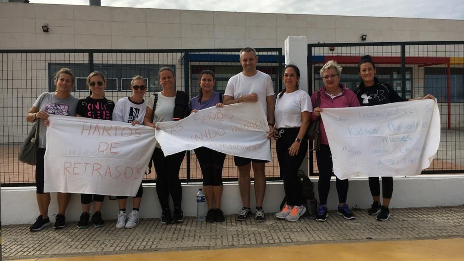 Personal de la guardería Grumete concentrado a las puertas del centro.