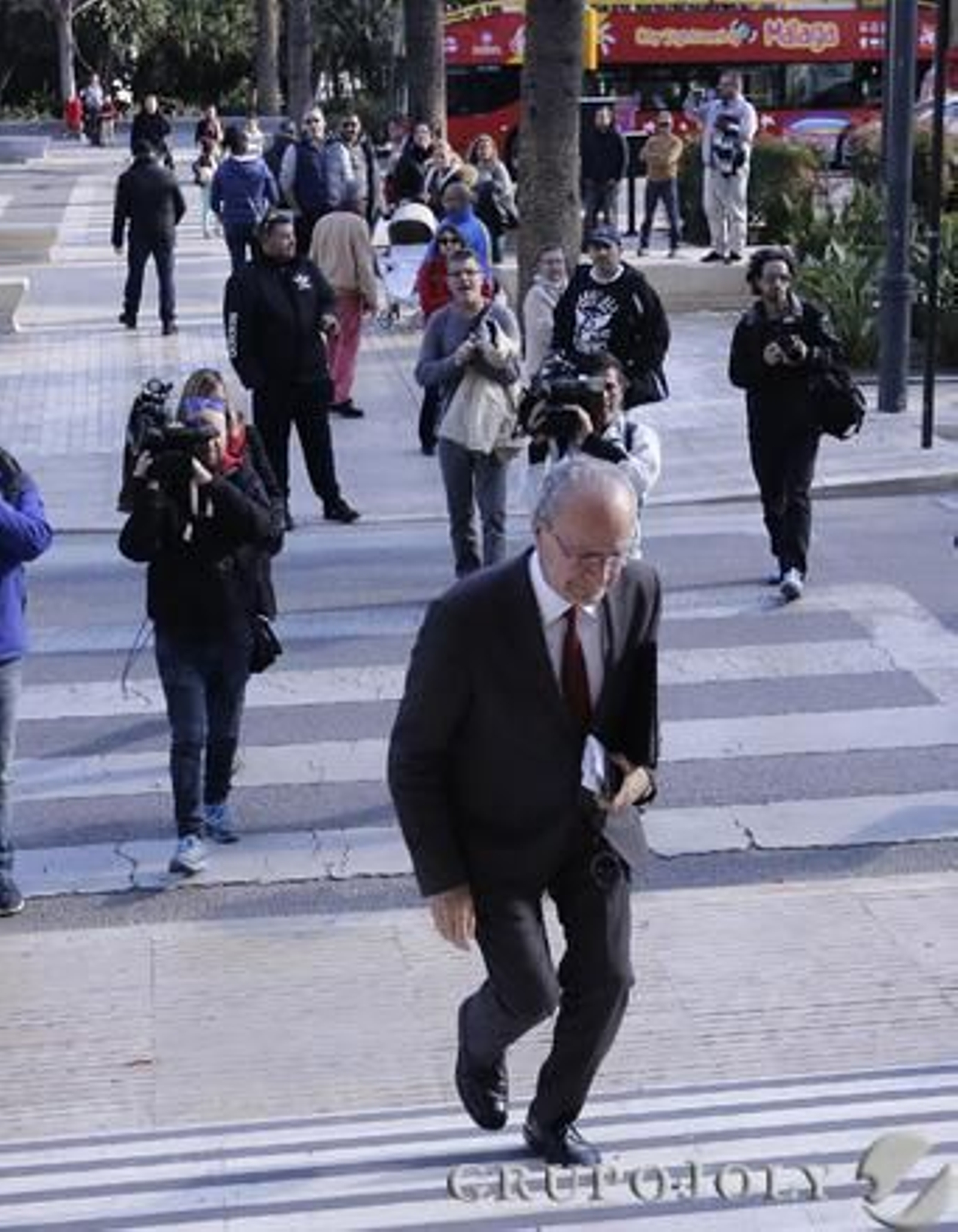 El alcalde, a su llegada, al Ayuntamiento.

Foto: Marilú Báez