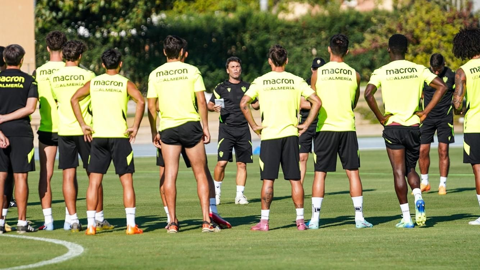 Rubi se dirige a sus futbolistas en uno de los encuentros de la semana.