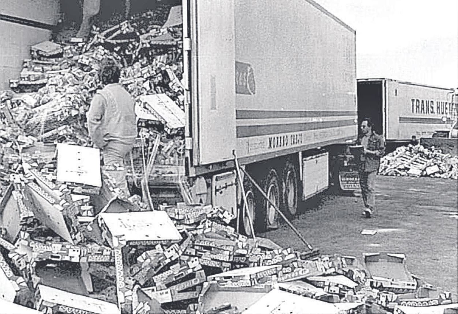 Aspecto que presentaban dos de los camiones cargados con fresas de Huelva después de los nuevos ataques sufridos en Francia en abril de 1996