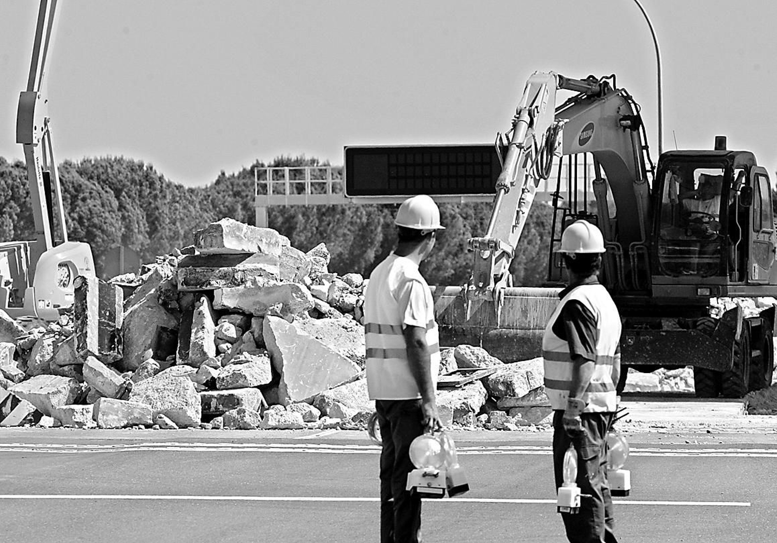 Excavadoras echan abajo el peaje de 'La Cartuja' en septiembre de 2005. Ha sido uno de los dos guiños en casi medio siglo.
