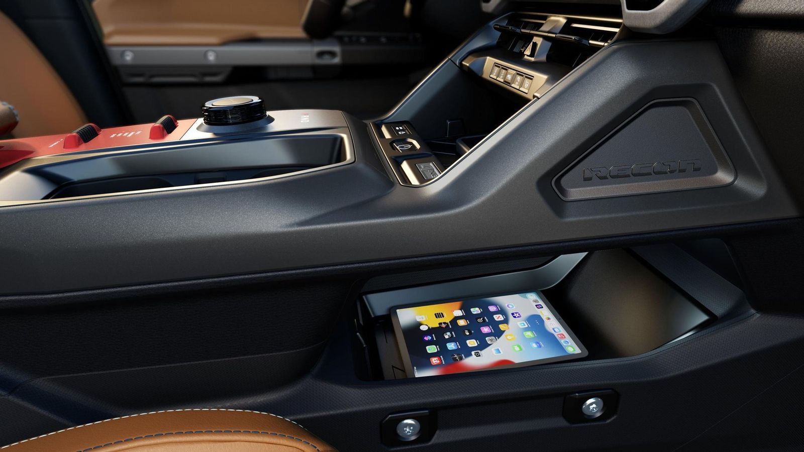 Jeep ha dado importancia a las superficies de almacenamiento en este modelo, como lo demuestra el diseño de la consola central.