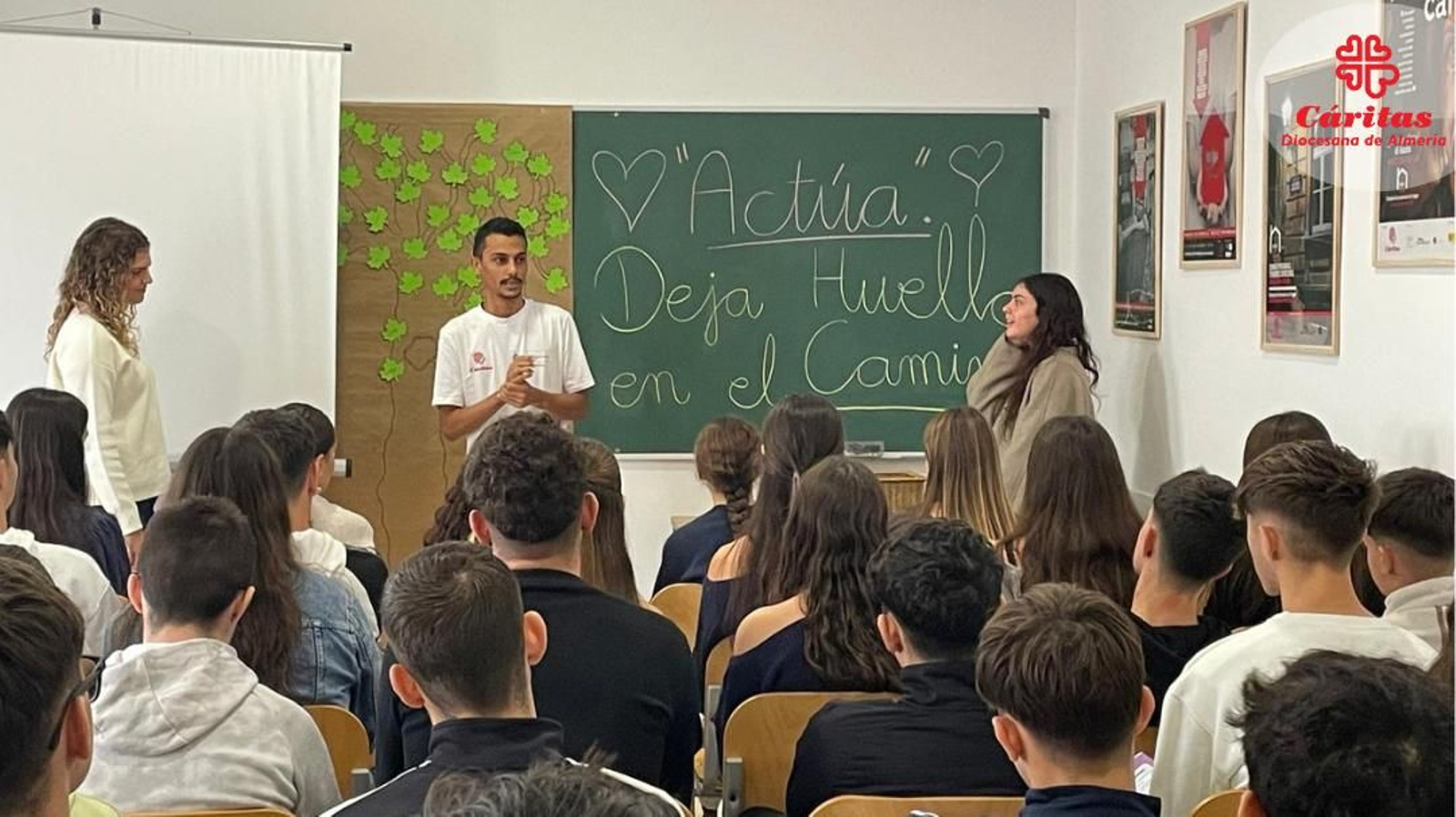 Alumnos del colegio Stella Maris en la sede de Cáritas Almería.