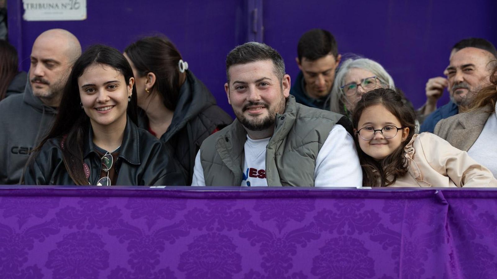 Los cofrades se rinden ante los grandes pasos de misterio del Lunes Santo