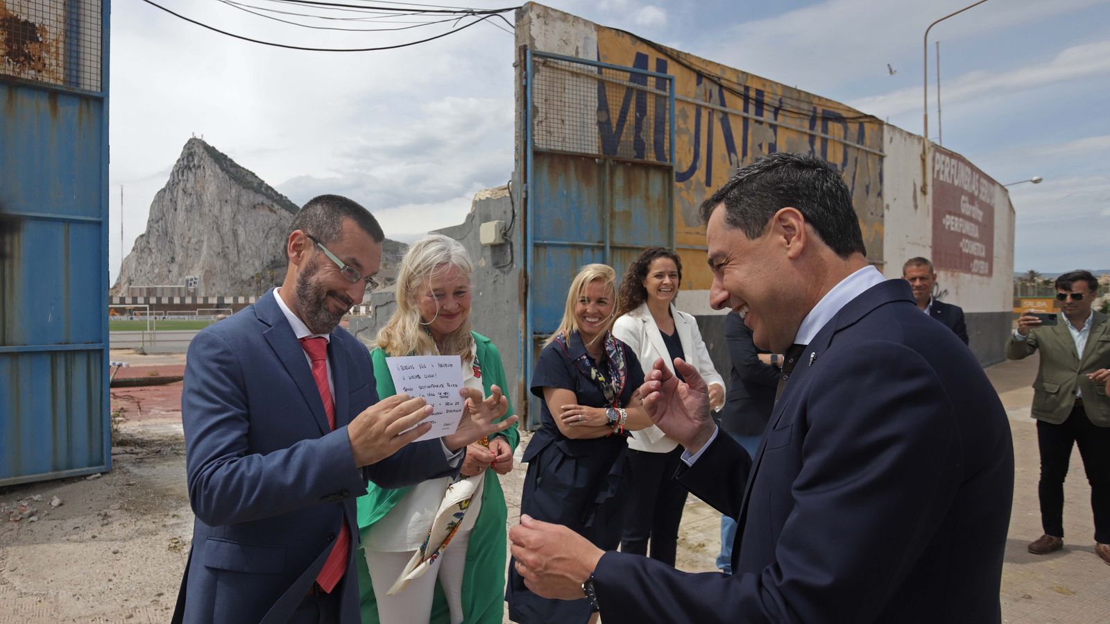 Fotos de la visita de Juanma Moreno al estadio municipal de La Línea