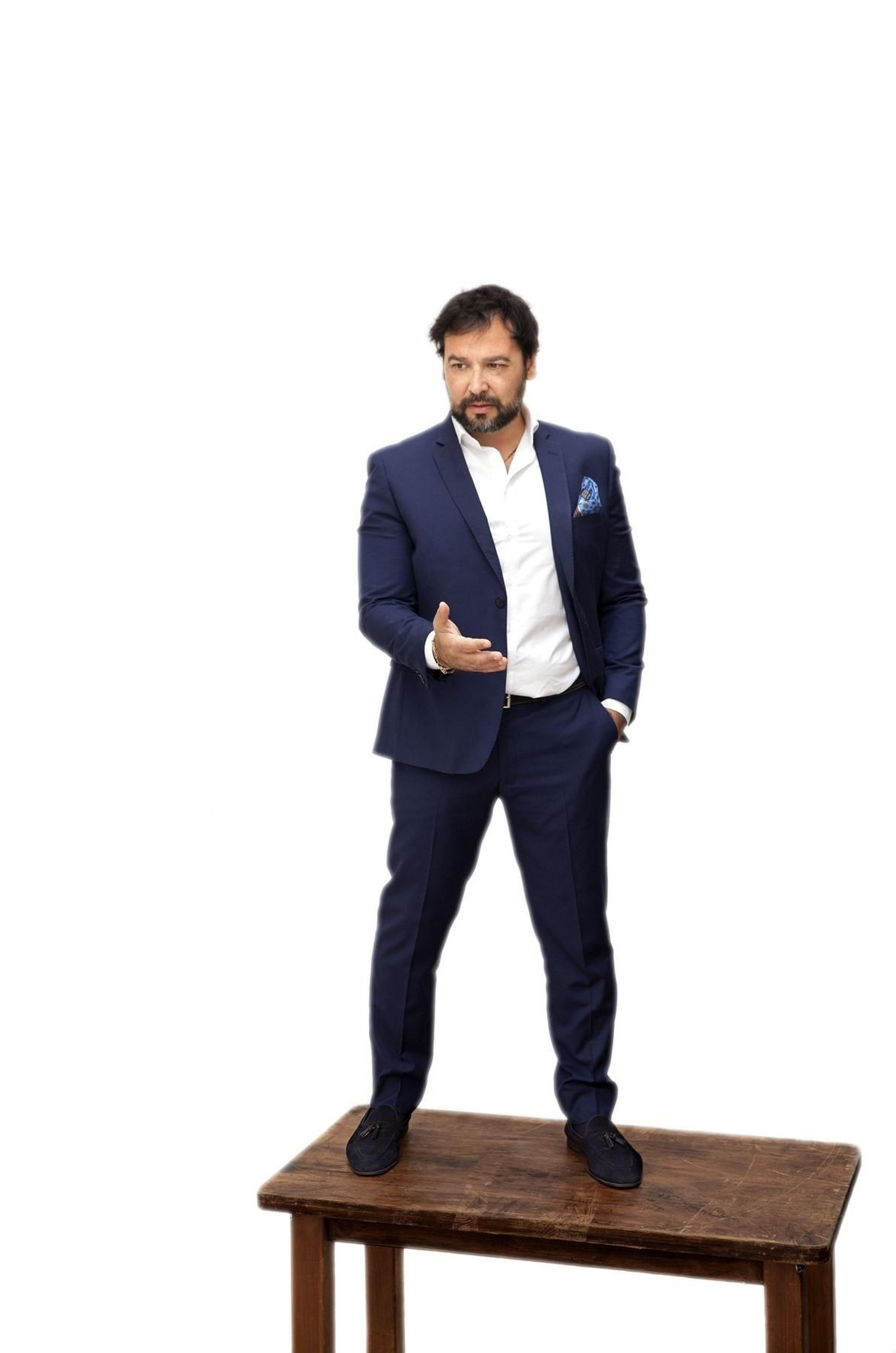 José Valencia, un cantaor entre la tradición y la vanguardia. José Valencia, un cantaor entre la tradición y la vanguardia.