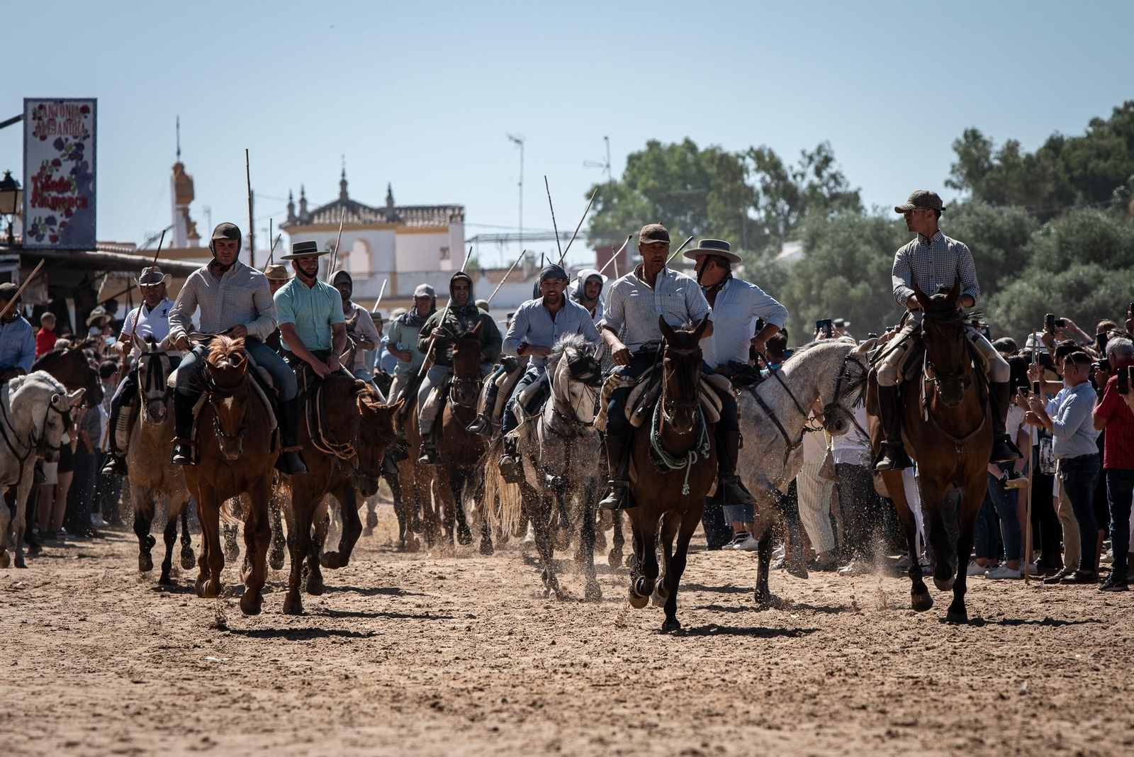 Imágenes de la Saca de las Yeguas a su paso por El Rocío