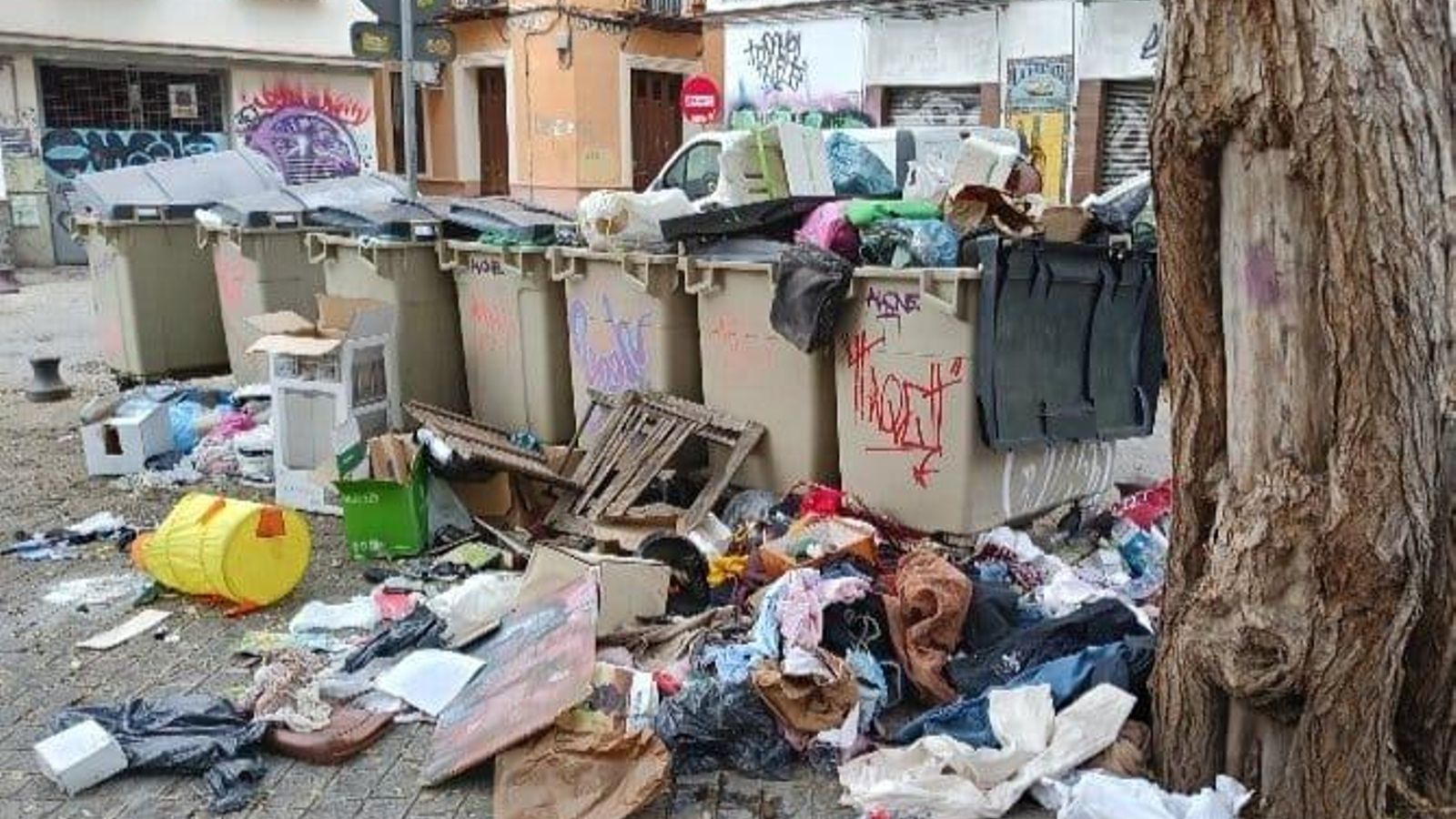 La situación de la plaza con los contenedores grises que había hace años