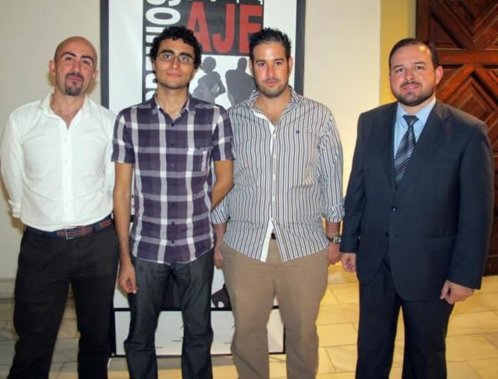 Los jóvenes empresarios Fernando Usero y José Alberto Suárez (Xoowe) y José Carlos Marqués (Macaghe), con Francisco Bernal, coordinador provicial del Instituto Andaluz de Juventud

Foto: Victoria Ramírez